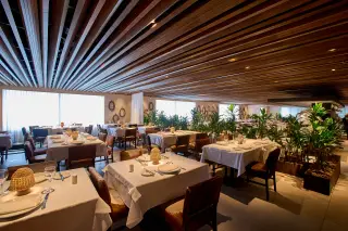Salão do Rodeio Iguatemi, com mesas postas e acabamento em madeira