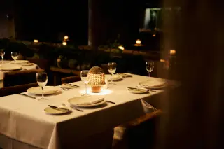 A mesa posta à luz acolhedora · Rodeio Jardins