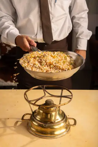 Arroz Rodeio, o tradicional Biro-Biro, sendo servido em uma frigideira à mesa
