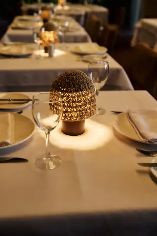 Mesa posta no Rodeio com iluminação acolhedora para um encontro