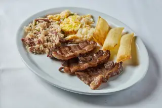 Picanha fatiada servida com acompanhamentos em um prato branco do Rodeio