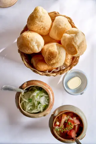 Pães e acompanhamentos servidos no Rodeio